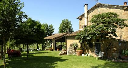 Casalunga, beautiful farmhouse with swimming pool and garden