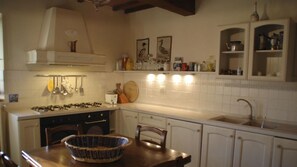 Réfrigérateur, four à micro-ondes, un four, lave-vaisselle