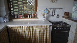 Frigorifero, forno, lavastoviglie, seggiolone