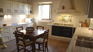 Frigorifero, forno, lavastoviglie, seggiolone