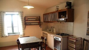 Een koelkast, een magnetron, een oven, een vaatwasser