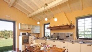 Réfrigérateur, micro-ondes, four, chaise haute