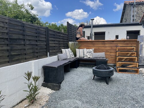 Beautiful Cottage with private plunge pool/Hot Tub - 40 mins from Puy du Fou