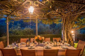 Outdoor dining - Villa Roncosi, beautiful 15-bed villa with jacuzzi (Monsummano Terme)