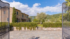 Property grounds - Villa Roncosi, beautiful 15-bed villa with jacuzzi (Monsummano Terme)