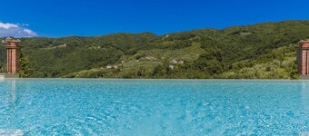 Villa Roncosi, beautiful 15-bed villa with jacuzzi