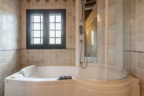 Bathtub, hydromassage showerhead, hair dryer, shampoo - Villa Roncosi, beautiful 15-bed villa with jacuzzi (Monsummano Terme)