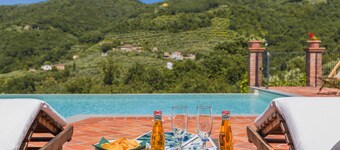 Villa Roncosi, beautiful 15-bed villa with jacuzzi