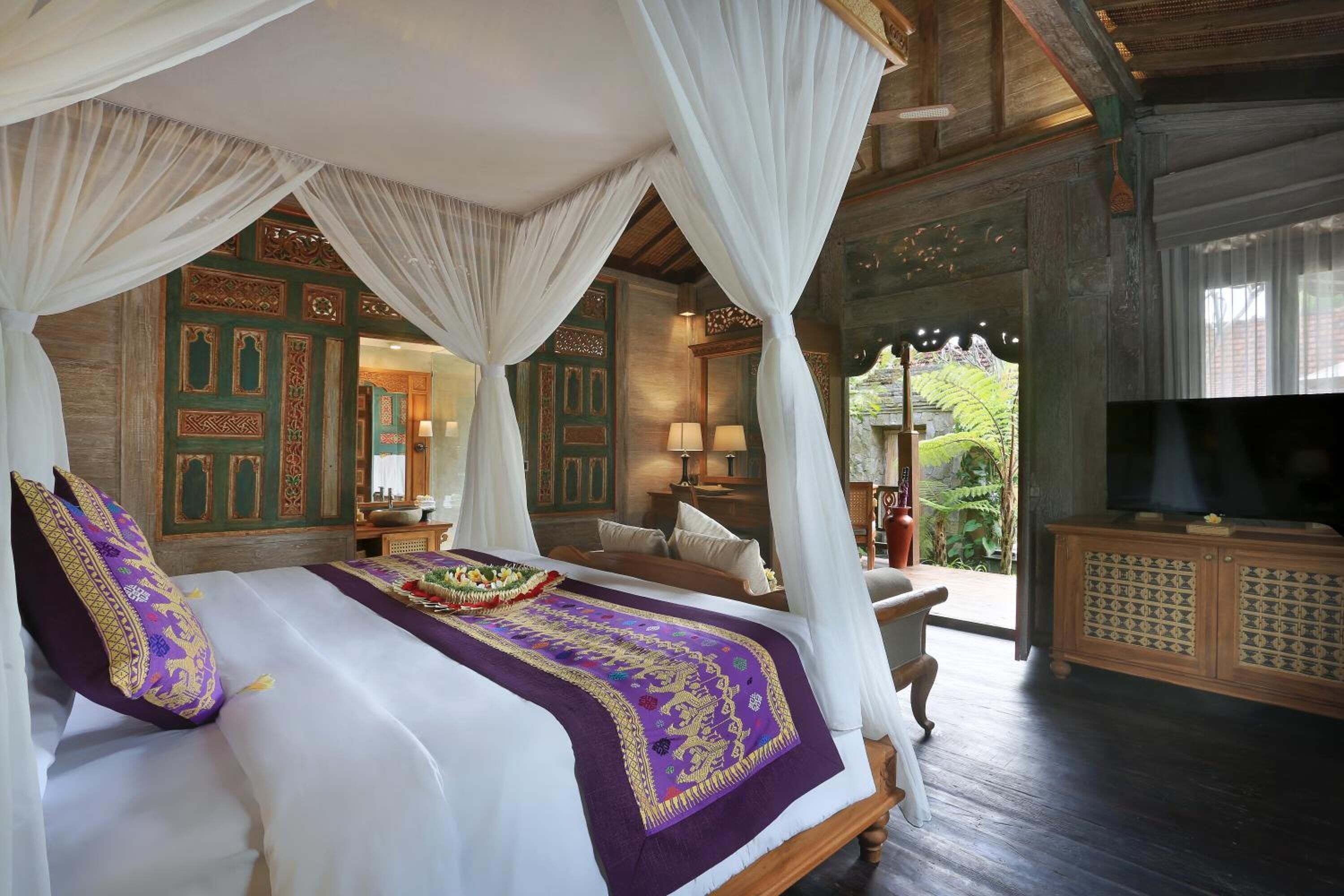 Chăn bông, nệm có lớp đệm bông, minibar, két bảo m ật tại phòng 