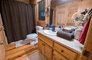 Badkar/dusch, hårtork, handdukar och tvål