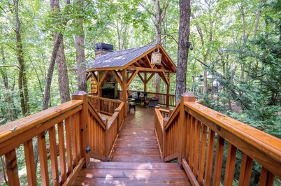 The Blissful Bear Cabin 
Creekside treehouse w/fireplace
STR Host Lic #: 002252
