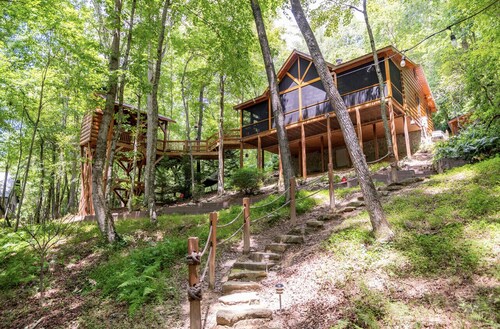 The Blissful Bear Cabin
Creekside treehouse w/fireplace
STR Host Lic #: 002252