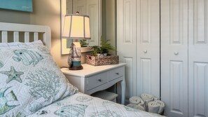 3 bedrooms, WiFi, bed sheets - Bermuda Bay #4 Gorgeous unit, view of the beach off balcony, heated pool and spa (Bradenton Beach)