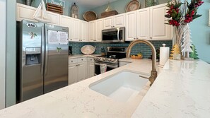 Køleskab, mikrobølgeovn, ovn, kogeplade