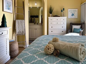 3 bedrooms, WiFi, bed sheets - Bermuda Bay #4 Gorgeous unit, view of the beach off balcony, heated pool and spa (Bradenton Beach)