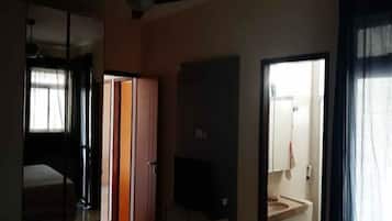 2 habitaciones, tabla de planchar con plancha, wifi y ropa de cama