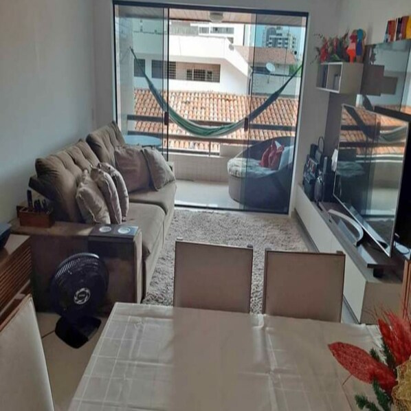 智能电视、DVD 播放器、书、立体声音响