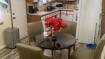 Køleskab, mikrobølgeovn, ovn, kogeplade