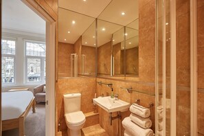Huis | Badkamer | Een bad/douchecombinatie, gratis toiletartikelen, een haardroger