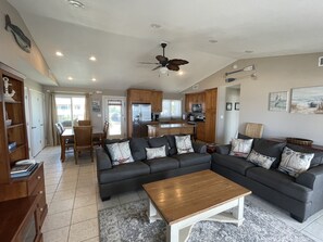 Een flatscreentelevisie en een dvd-speler