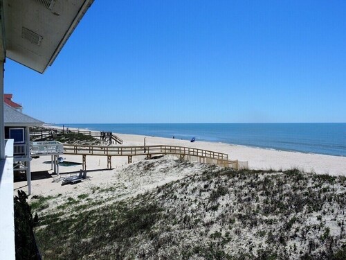 B HAPPY!! Beachfront home, 4 bedroom/2 bath, Sleeps 8, Pet Friendly!