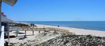 B HAPPY!! Beachfront home, 4 bedroom/2 bath, Sleeps 8, Pet Friendly!