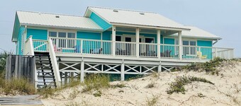 B HAPPY!! Beachfront home, 4 bedroom/2 bath, Sleeps 8, Pet Friendly!