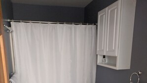 Ein Badezimmer mit Toilette, Waschbecken und Schrank.