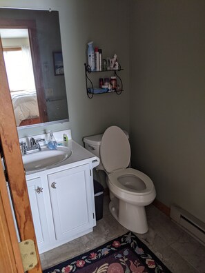 Hair dryer, towels, soap, toilet paper - Walk to shops and restaurants (Lincoln)