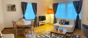 Apartemen Comfort | Area keluarga | TV