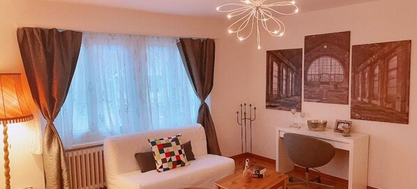 Apartemen Comfort | Area keluarga | TV