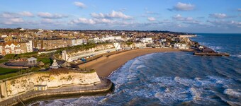 Beachside Mews - Brand Newly Refurbished Apartment By The Beach