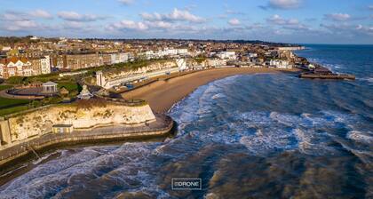 Beachside Mews - Brand Newly Refurbished Apartment By The Beach
