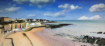 Beachside Mews - Brand Newly Refurbished Apartment By The Beach