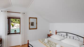 House (Two Bedroom Holiday Home) | 2 bedrooms, iron/ironing board, cribs/infant beds, bed sheets