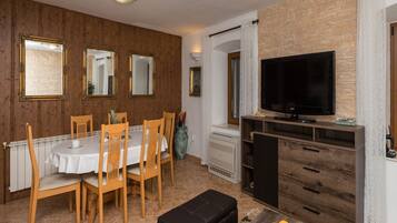 House (Two Bedroom Holiday Home) | Dining room