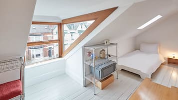 House | 5 bedrooms, free WiFi, bed sheets