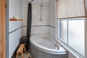 House | Bathroom | Combined shower/tub, hair dryer, soap, shampoo