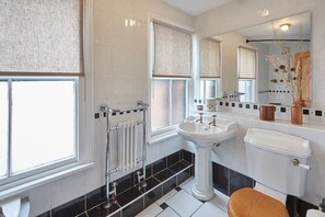 Ferienhaus | Badezimmer | Duschwanne, Haartrockner, Seife, Shampoo