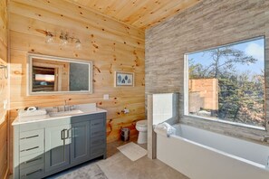 Badewanne, Haartrockner, Handtücher, Toilettenpapier