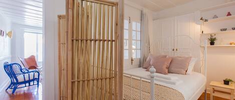 1 slaapkamer, een strijkplank/strijkijzer, gratis wifi, beddengoed