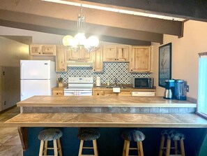 Fridge, microwave, oven, stovetop - Updated 3 Minute Walk to AF-Large Condo 1168sqft (Angel Fire)