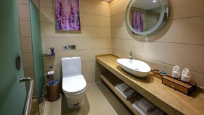 A modern bathroom with a toilet, sink, and a mirror. There are towels and toiletries on the counter. - Lavande Hotel Guangzhou South High Speed Railway Station Huijiang Metro Station (Guangzhou)