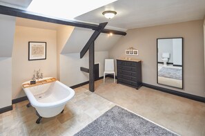 House | Bathroom | Combined shower/bathtub, free toiletries, soap, shampoo - Princess Place Townhouse (Whitby)