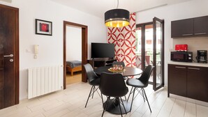 Una cocina moderna con armarios oscuros, un microondas y una cafetera.