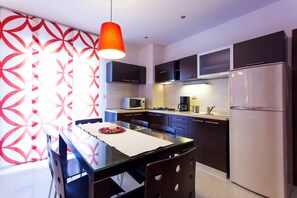 Frigorifero, microonde, piano cottura, lavastoviglie