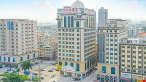 A multi-story hotel with a prominent dome and arched windows, surrounded by other buildings in an urban setting. - Vienna Hotel (Huizhou Zhongkai Chenjiang Avenue) (Huizhou)
