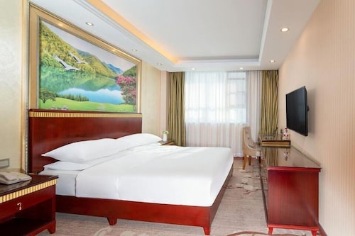 Vienna Hotel (Huizhou Zhongkai Chenjiang Avenue)