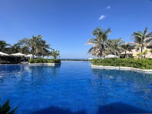 Piscina externa, funciona das 6h às 18h, guarda-sóis, espreguiçadeiras
