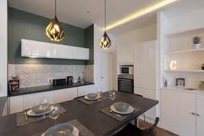 Réfrigérateur, micro-ondes, four, lave-vaisselle